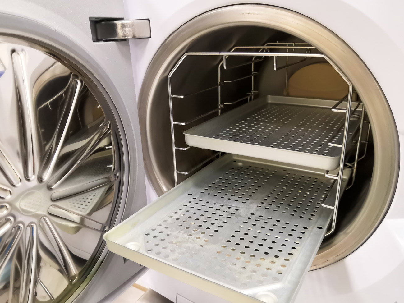 Table top steam sterilizer chamber used to sterilize surgical and medical instruments